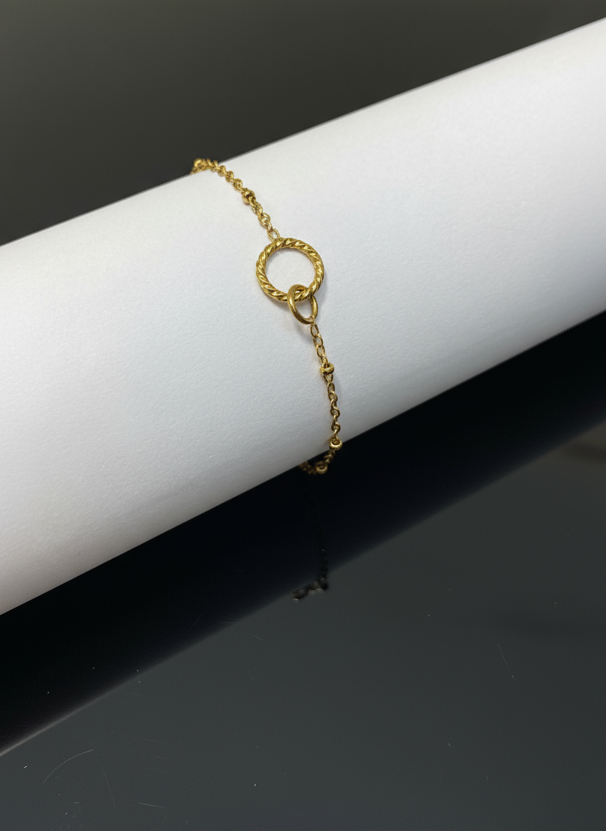 Náramek z chirurgické oceli se zapletenými kroužky - zlatá barva