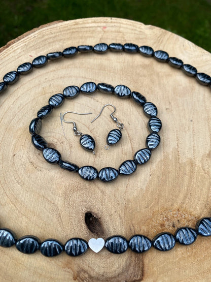 Krásné šperky z magnetitu a komponentů z chirurgické oceli. Celý set