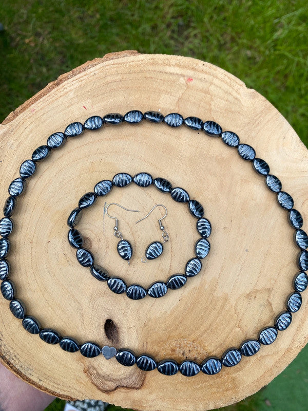 Krásné šperky z magnetitu a komponentů z chirurgické oceli. Celý set